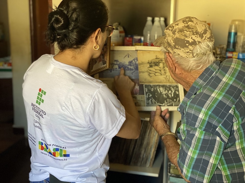 Senhor Alonso exibe memórias da época em que trabalhava na zona rural